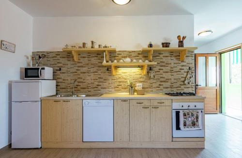 Cerovlje Apartment | Comfortable apartment in Cerovlje with pool