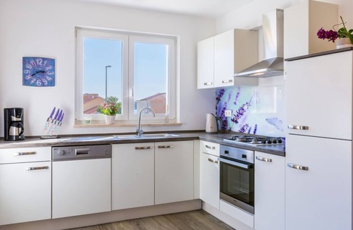 Medulin Apartment | Comfortable vacation home directly by the sea, 80m from the beach