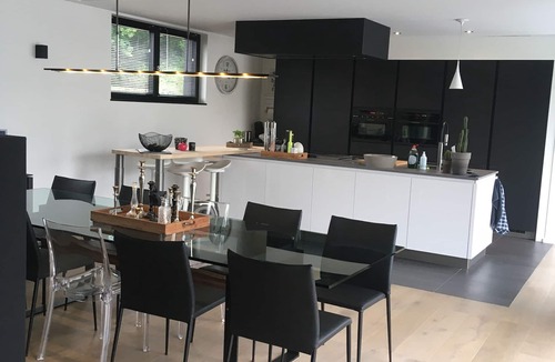 Profondeville House | Contemporary house in peaceful, leafy neighborhood ideal for relaxing