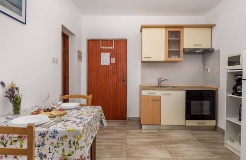 Vratarusa Apartment | Cosy apartment for 2 people with pool, A/C, WIFI, TV, terrace and pets allowed