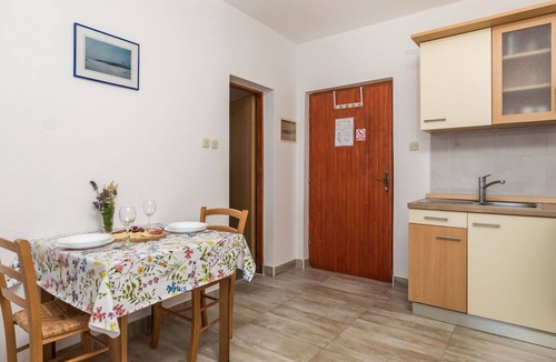 Vratarusa Apartment | Cosy apartment for 2 people with pool, A/C, WIFI, TV, terrace and pets allowed
