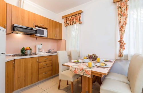 Kampor Apartment | Cosy apartment for 4 people with pool, A/C, WIFI, TV and terrace