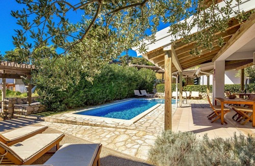 Kampor Apartment | Cosy apartment for 4 people with pool, A/C, WIFI, TV and terrace