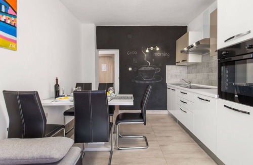Vratarusa Apartment | Cosy apartment for 5 guests with pool, A/C, WIFI, TV, terrace and pets allowed