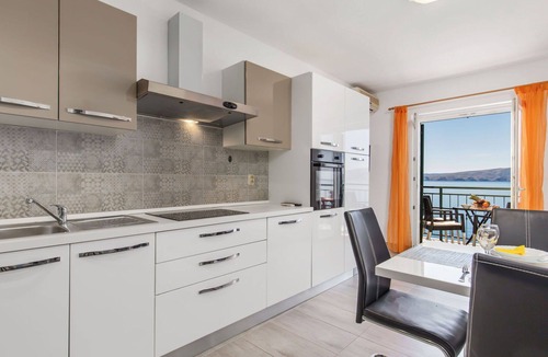 Vratarusa Apartment | Cosy apartment for 5 guests with pool, A/C, WIFI, TV, terrace and pets allowed