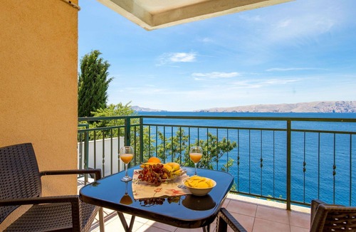 Vratarusa Apartment | Cosy apartment for 5 guests with pool, A/C, WIFI, TV, terrace and pets allowed