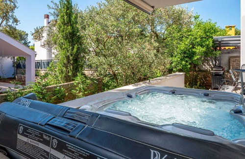 Artatore Apartment | Cosy apartment for 6 people with hot tub, WIFI, A/C, TV and terrace