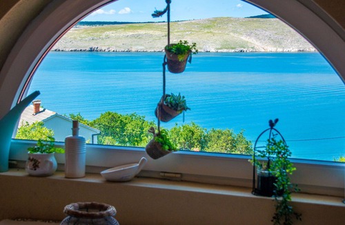 Smrika Apartment | Cosy apartment for 4 people with pool, A/C, WIFI, TV and patio