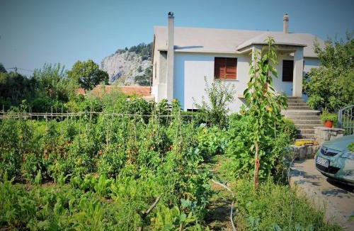 Gata Apartment | Countryside getaway close to the river and the sea