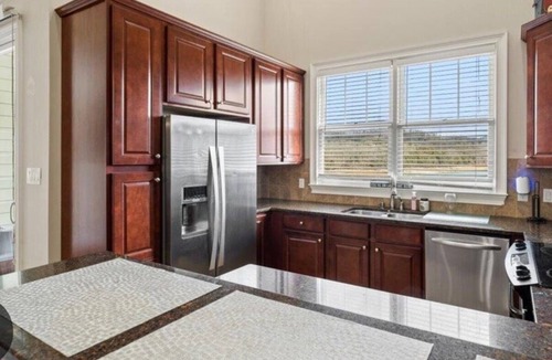 Andersonville Condo | Cozy 2-bedroom lake front condo in charming Andersonville withclubhouse pool,