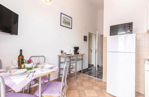 Bakarac Apartment | Cozy Apartment In Bakarac With House Sea View
