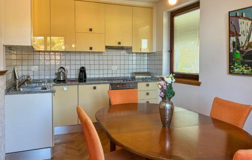 Ika Apartment | Cozy Apartment In Opric With House Sea View
