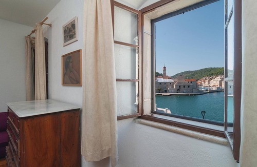 Pucisca Apartment | Cozy apartment in Pucisca with house sea view