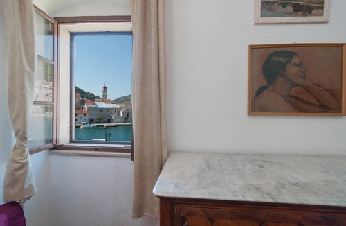 Pucisca Apartment | Cozy apartment in Pucisca with house sea view