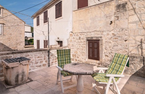Pucisca Apartment | Cozy apartment in Pucisca with house sea view