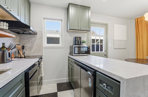 Represa House | Cozy & Comfy! 2-bedroom duet beautiful Folsom with AC, King Beds, Washer/Dryer