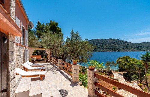 Vela Luka House | Cozy home in Sokolic with WiFi