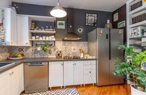Sarsoni Apartment | Cozy Home with Private Garden - Happy Rentals