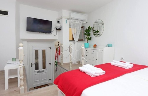 Bakar Apartment | Cute, cosy studio. Near castle in old town Bakar. With smart TV and WIFI.