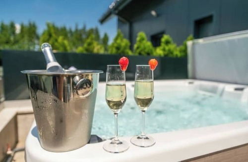 Presika Bed & Breakfast | Deluxe Apartment with Private Jacuzzi & Spa Retreat at Resort Stribor