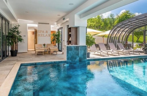 Presika Bed & Breakfast | Deluxe Apartment with Private Jacuzzi & Spa Retreat at Resort Stribor
