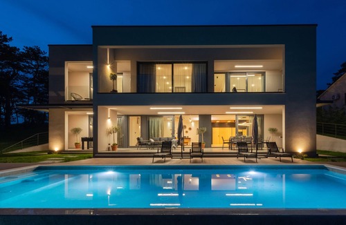 Martinski Villa | Design villa on quiet location with a pool and hot tub