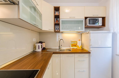Povile Apartment | Dog-friendly apartment just 500 metres from the beach with sea views, garden and barbecue
