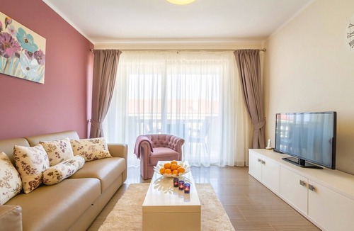 Zidarici Apartment | Elegant apartment Mande 1 with a terrace in villa on Krk