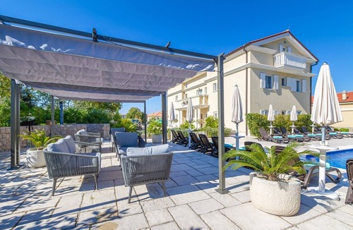 Zidarici Apartment | Elegant apartment Mande 1 with a terrace in villa on Krk