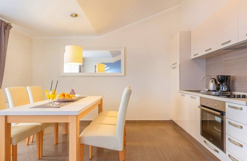 Zidarici Apartment | Elegant apartment Mande 5 with a sea view in villa on Krk