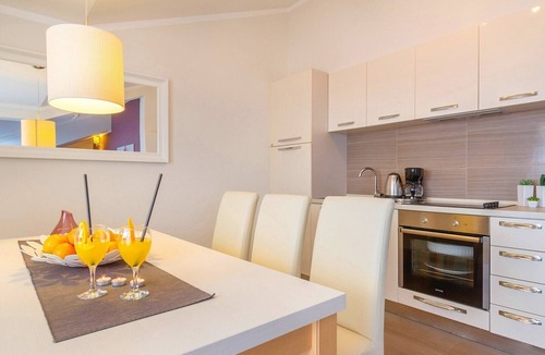 Zidarici Apartment | Elegant apartment Mande 5 with a sea view in villa on Krk