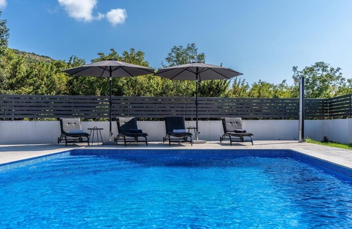 Viskovici House | Elegant Escape with Pool and Panoramic Views