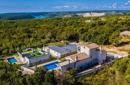 Viskovici House | Elegantes Escape mit Pool und Panoramablick by Interhome