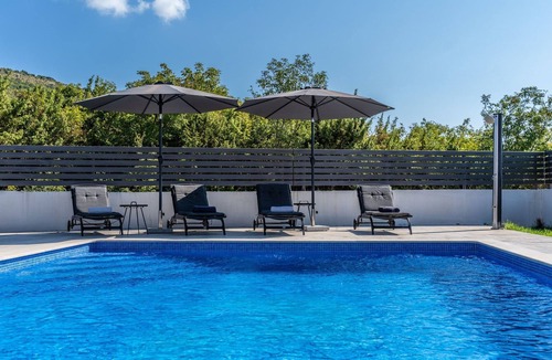Viskovici House | Elegantes Escape mit Pool und Panoramablick by Interhome