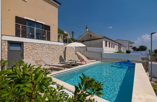 Dramalj House | Fantastic finca only 480 meters to the beach with sea views, private pool, washing machine