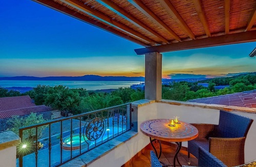 Smrika House | Ferienvilla mit Blick auf das Wasser by Interhome