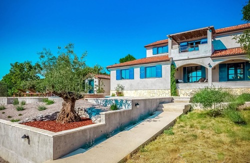 Smrika House | Ferienvilla mit Blick auf das Wasser by Interhome