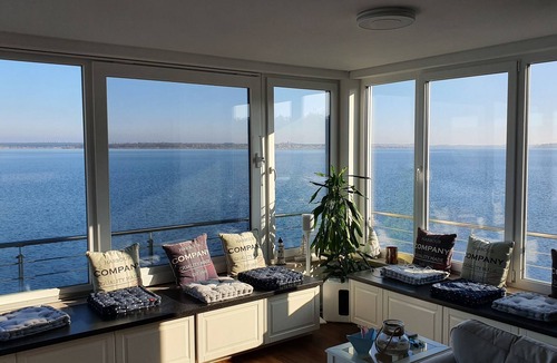 Bitterfeld Villa | Floating 2 bedroom villa with fireplace and air conditioning