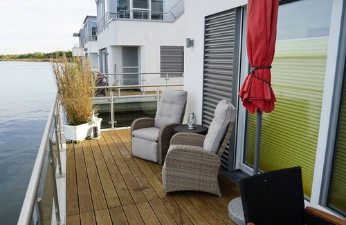 Bitterfeld Villa | Floating 2 bedroom villa with fireplace and air conditioning