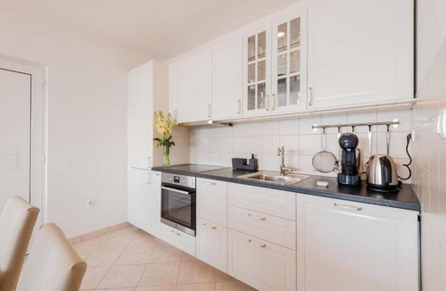 Marusici Apartment | Four-bedroom apartment with a swimming pool Marušići, Omiš (A-21377-a)