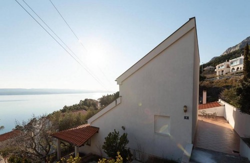 Marusici Apartment | Four-bedroom apartment with a swimming pool Marušići, Omiš (A-21377-a)