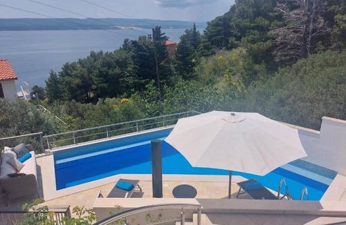 Marusici Apartment | Four-bedroom apartment with a swimming pool Marušići, Omiš (A-21377-a)