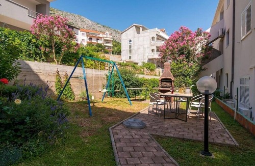 Stanici Apartment | Four-bedroom apartment with terrace and sea view Stanići, Omiš (A-2819-d)