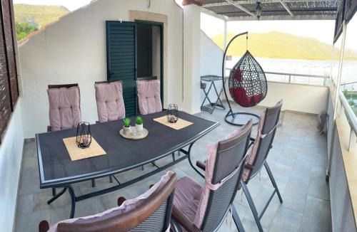 Hodilje House | Four Bedroom Holiday Home with Sea View