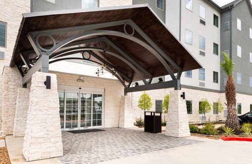 Lake Charles Condo | Free Breakfast. Outdoor Pool. Gym. Perfect for Your Next Trip!