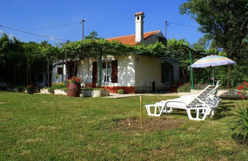 Salakovci House | Freistehendes Haus Violeta mit weitläufigen Garten by Interhome