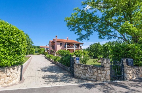 Kapelica House | Fully-detached house with a beautiful garden