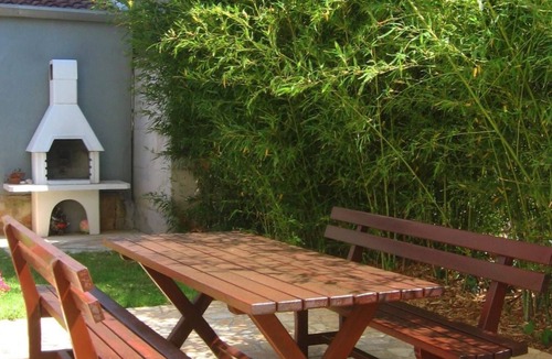 Pjescana Uvala Apartment | Geräumige charmante Wohnung in der Nähe des Meeres by Interhome