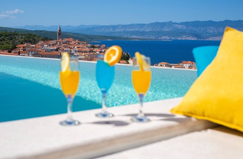 Vrbnik Villa | Goldfish villa direct from owner, heated pool, barbecue, sauna, bike-friendly
