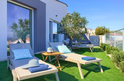 Vrbnik Villa | Goldfish villa direct from owner, heated pool, barbecue, sauna, bike-friendly